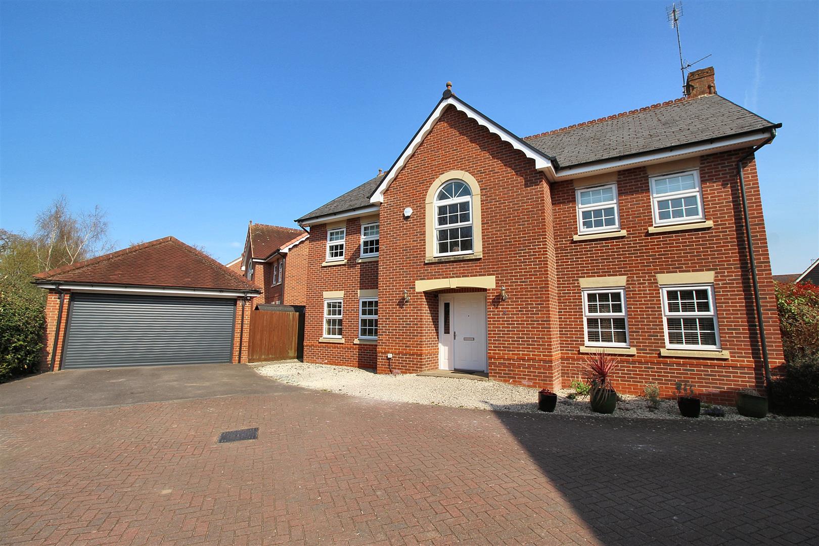 5 bed property in Horsecroft Way, Reading